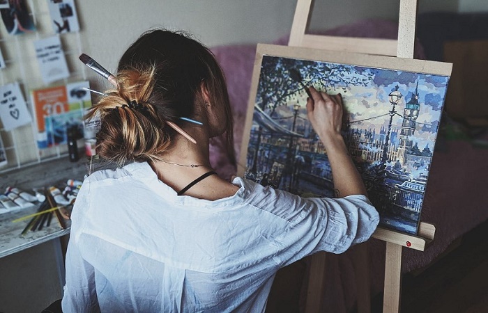 Mujer pintando